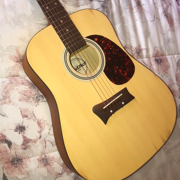 Acoustic guitar - Picture 1 of 3